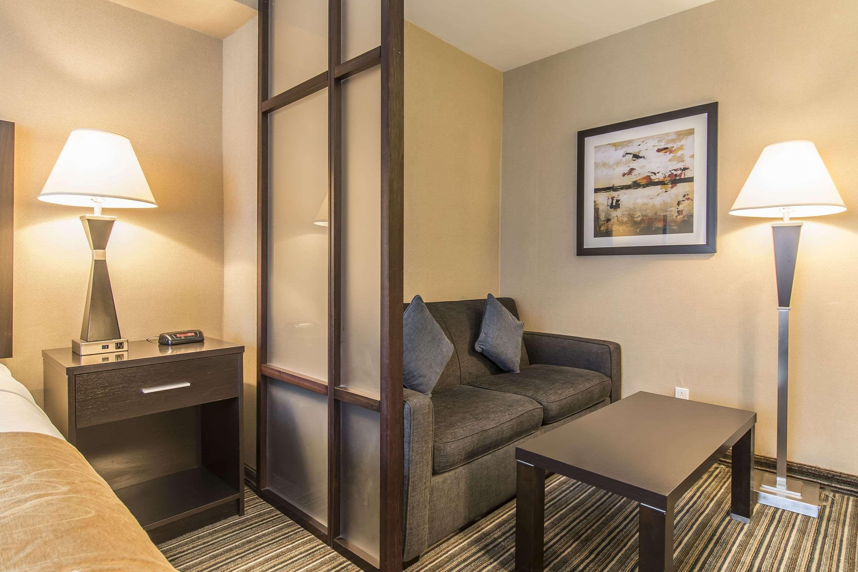 Comfort Suites Downtown Montreal Exterior photo