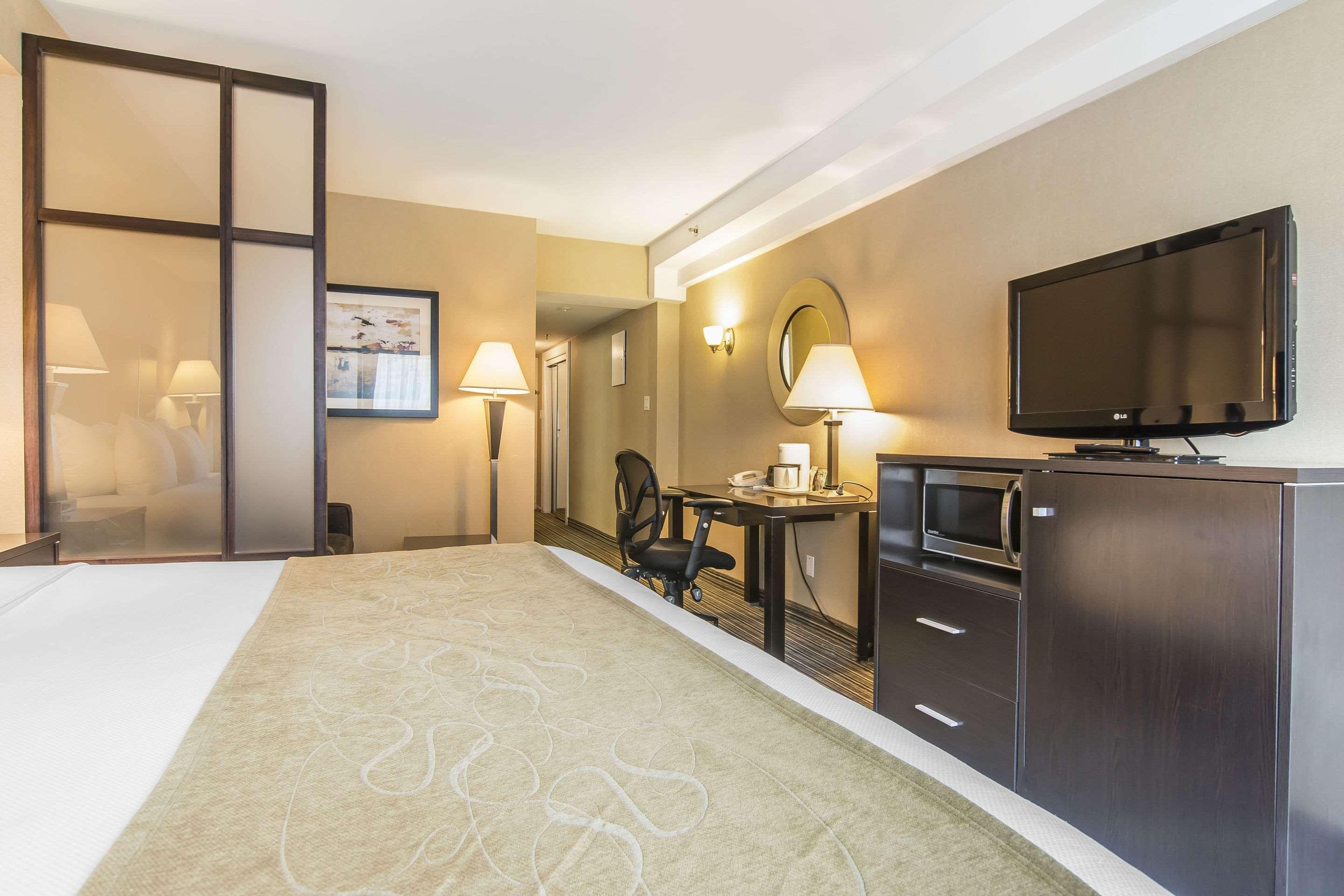 Comfort Suites Downtown Montreal Exterior photo