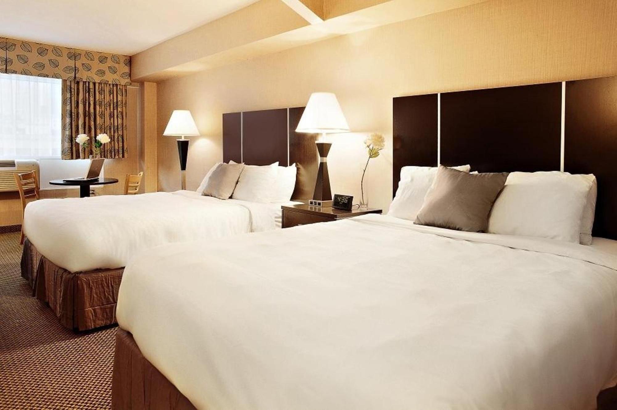 Comfort Suites Downtown Montreal Room photo