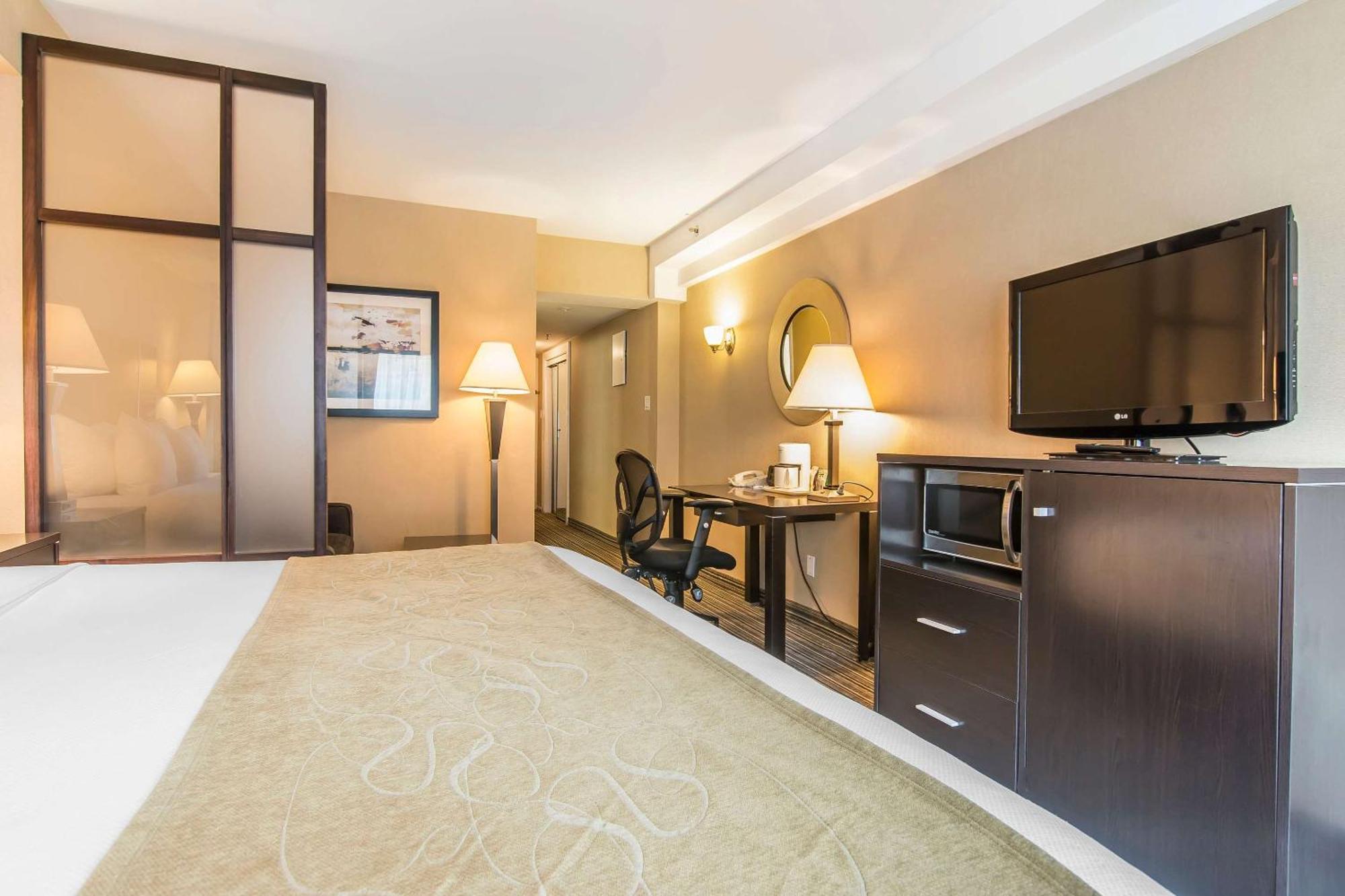 Comfort Suites Downtown Montreal Exterior photo
