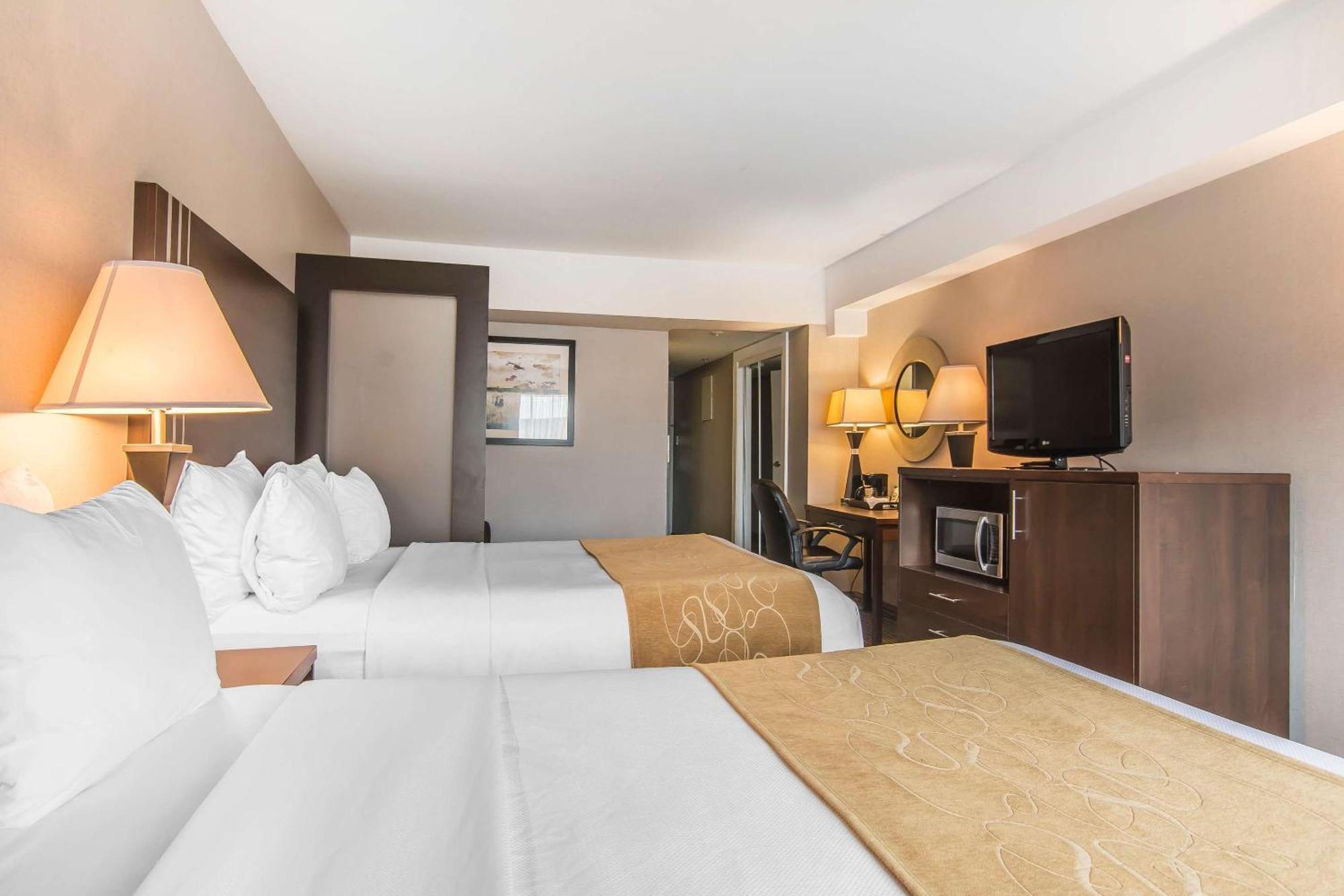 Comfort Suites Downtown Montreal Exterior photo