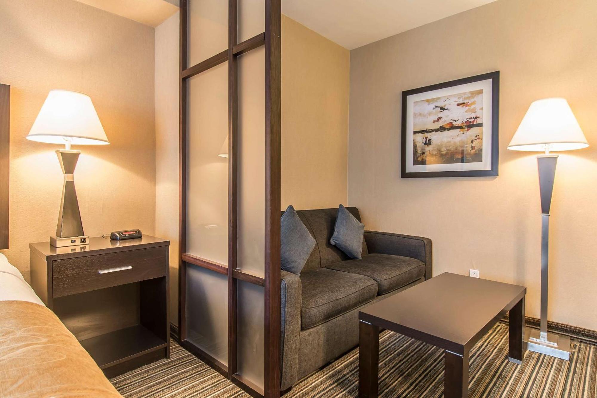 Comfort Suites Downtown Montreal Exterior photo