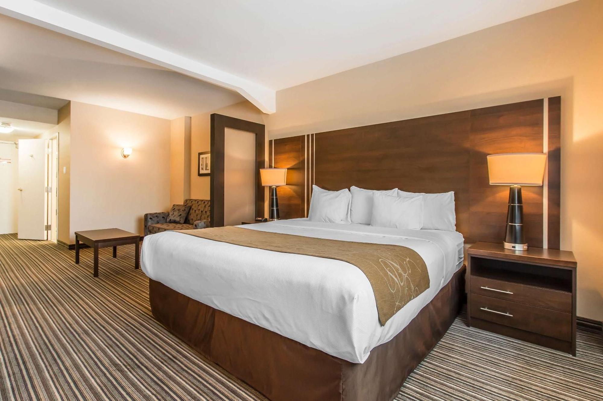 Comfort Suites Downtown Montreal Exterior photo