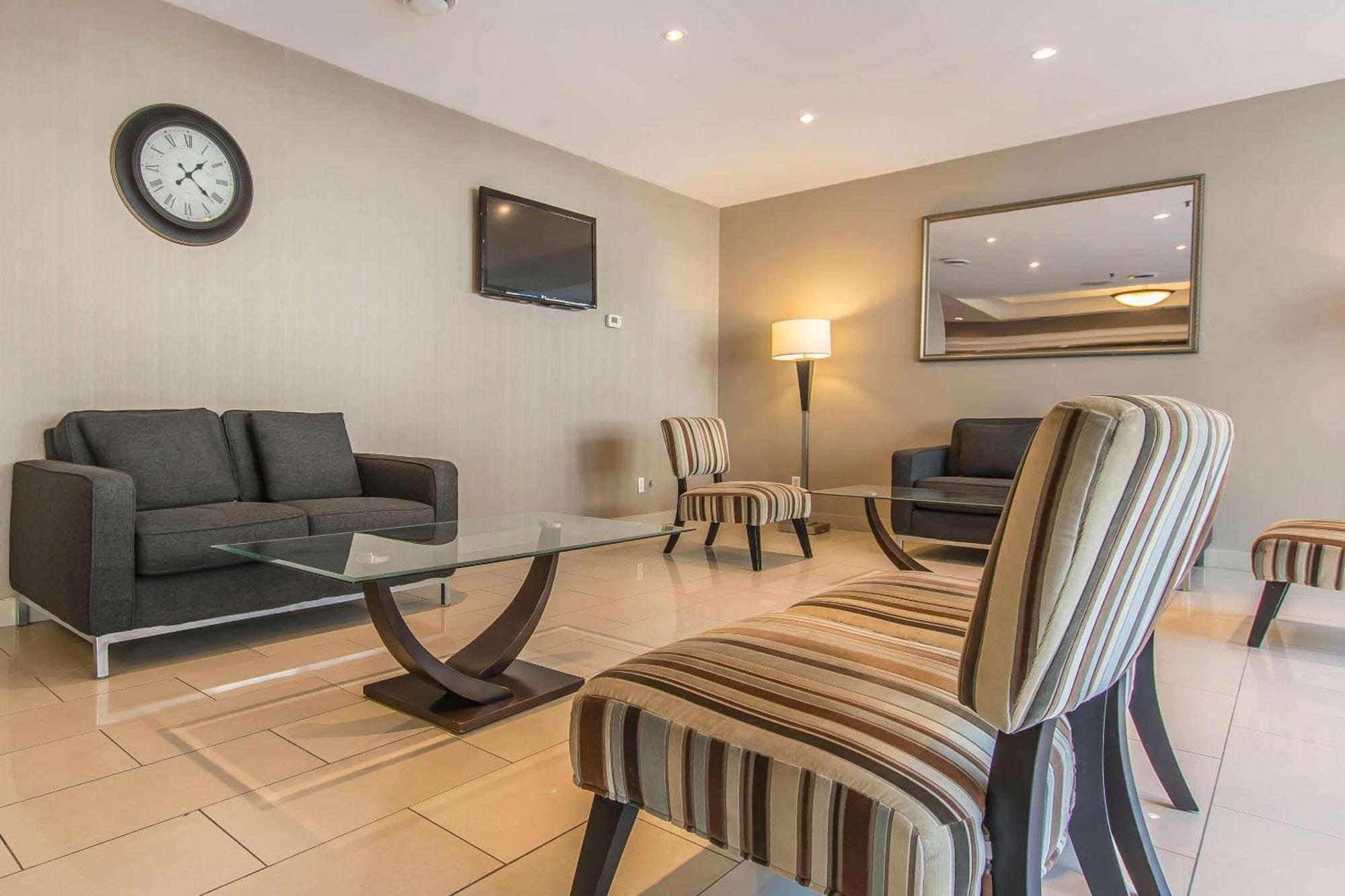 Comfort Suites Downtown Montreal Exterior photo