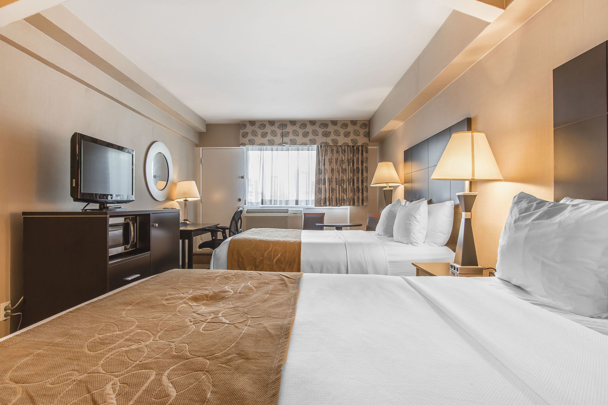 Comfort Suites Downtown Montreal Room photo